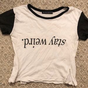 Cropped top “stay weird”